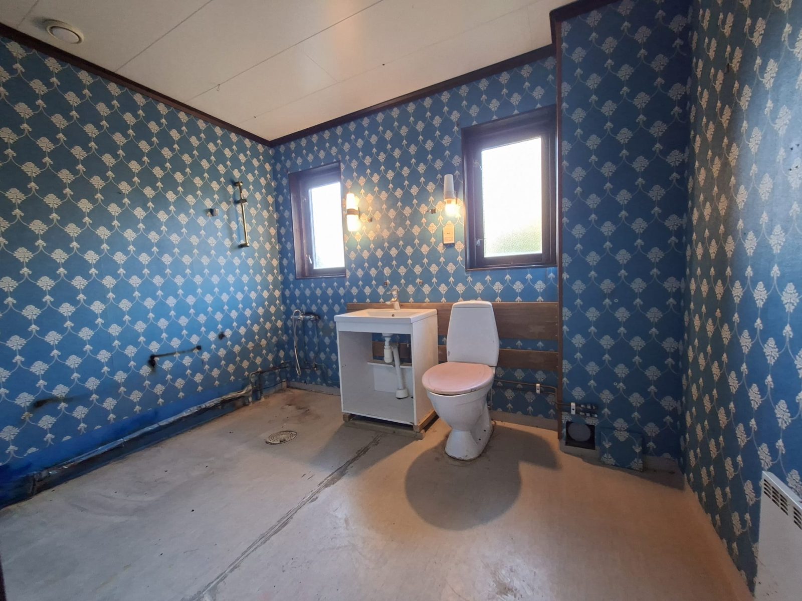 Bathroom (dated)