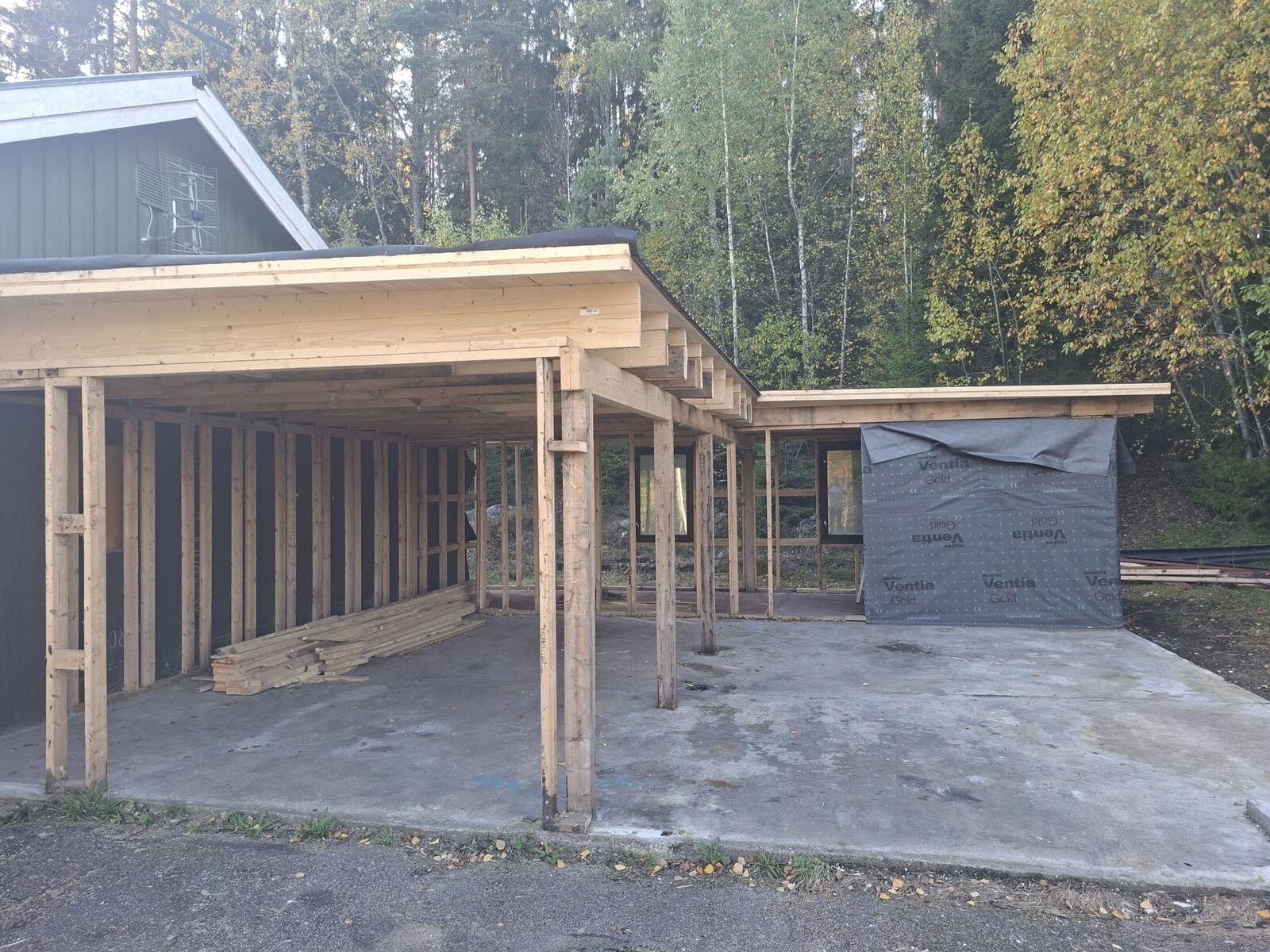 Carport met afgesloten technische ruimte voor de putpomp, Storfors