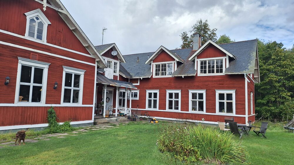 Rotes Holzhaus mit Garten in Schweden