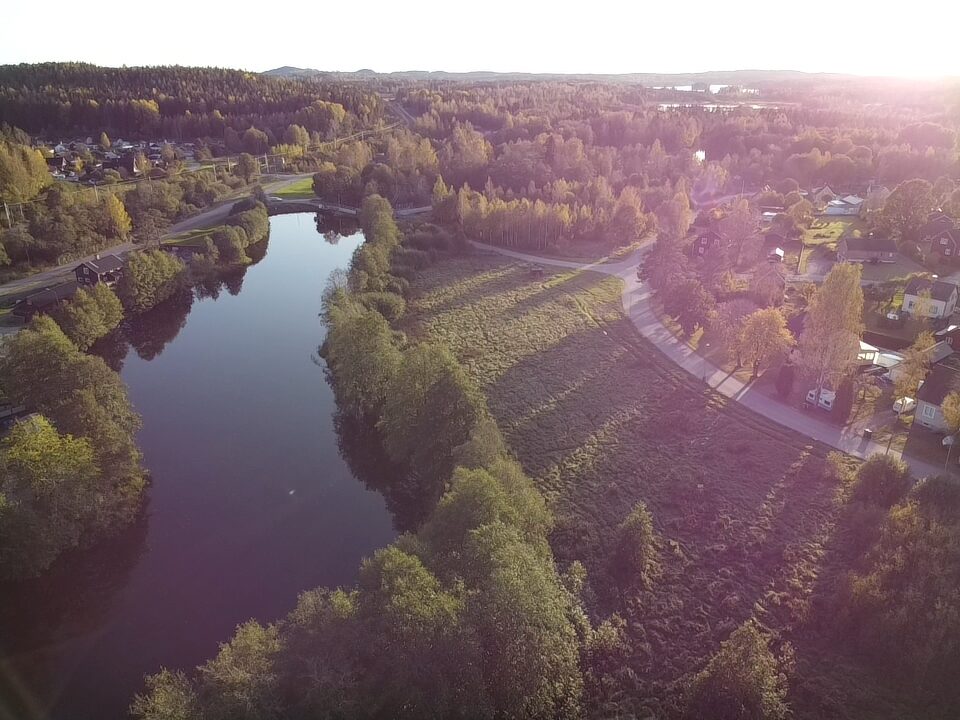 Luftbild von Wald und Fluss in Schweden