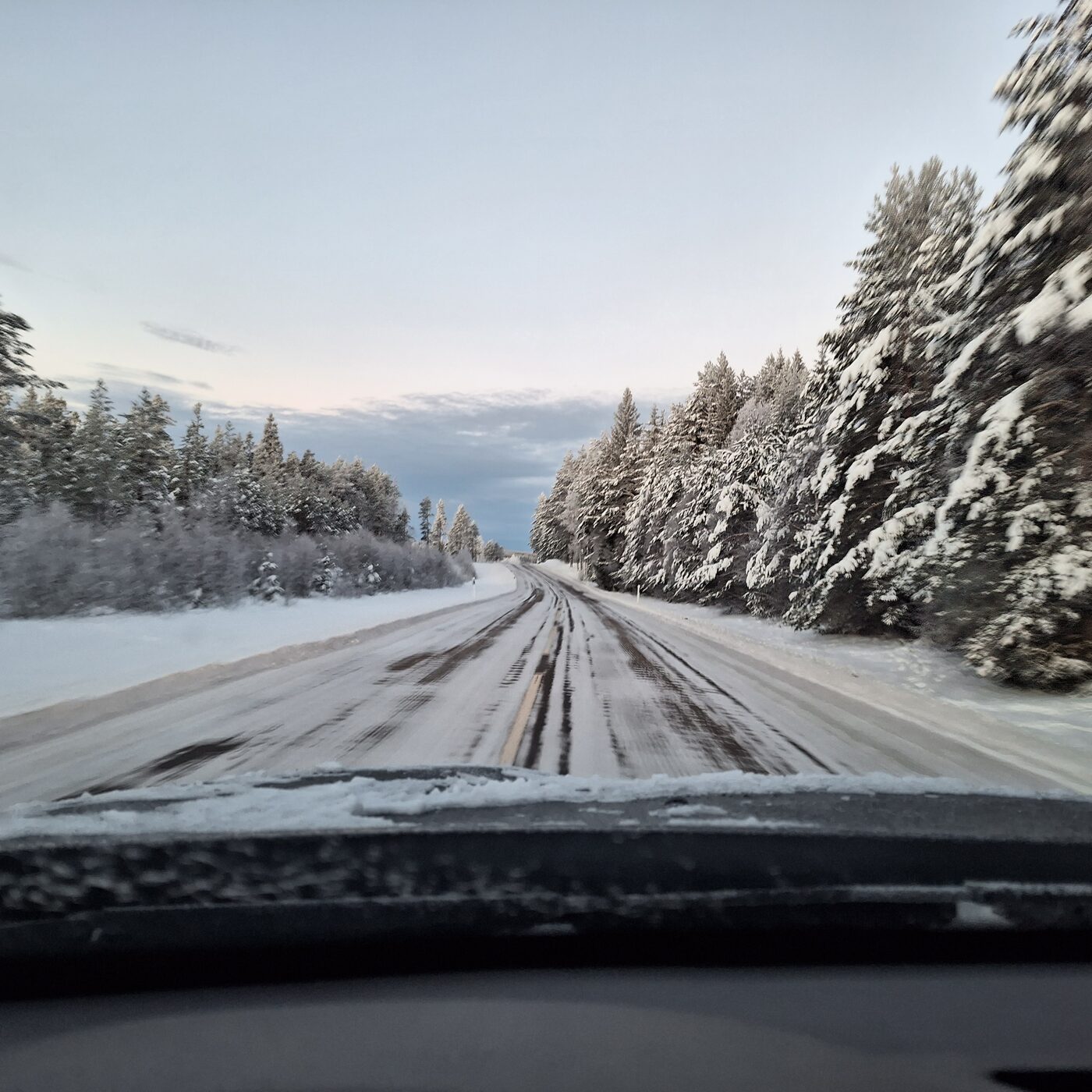 Verschneite Waldstraße in Schweden