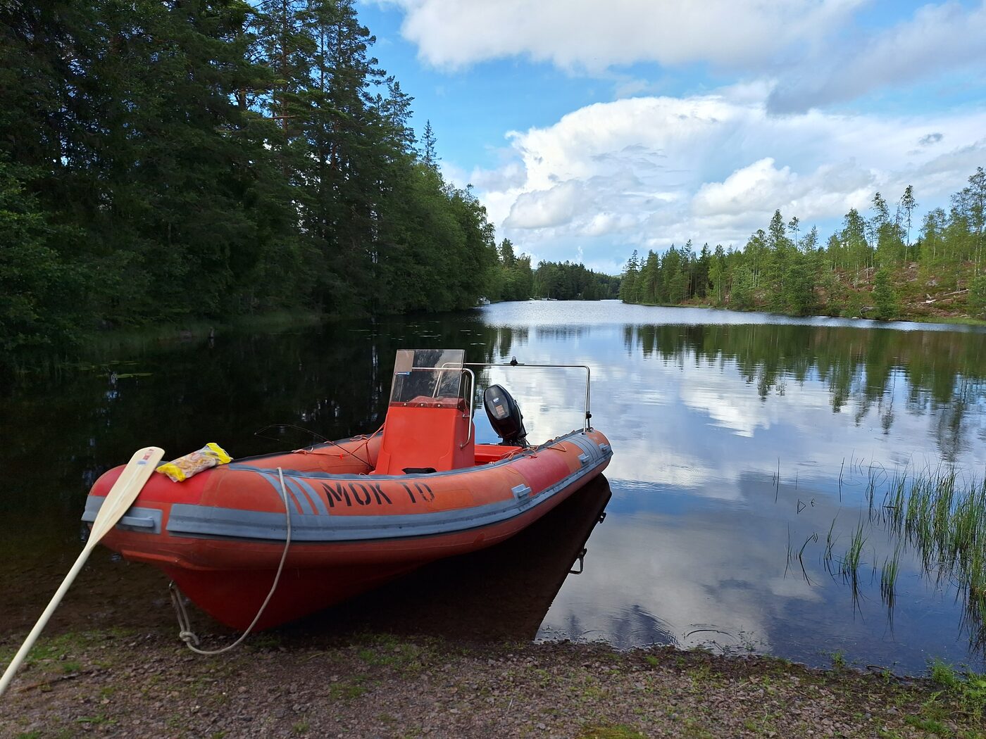 Rotes Ruderboot an einem See in Schweden