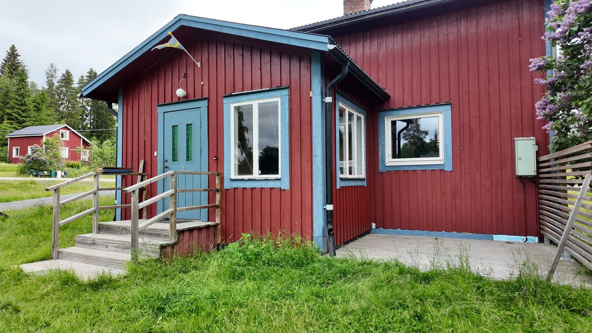 Rotes Holzhaus an der Höga Kusten in Bollstabruk, Schweden