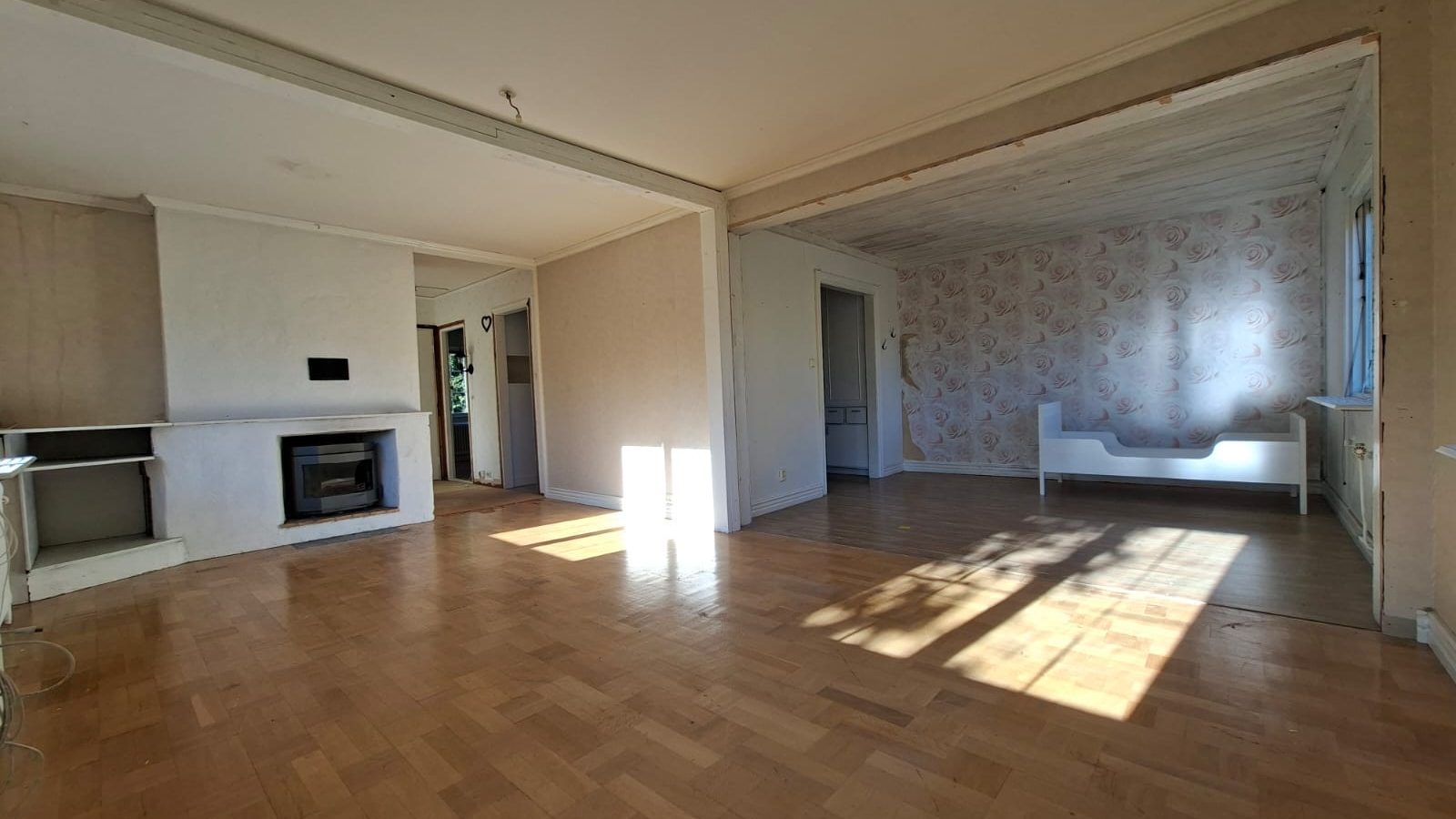 Wohnzimmer mit Kamin und Parkett