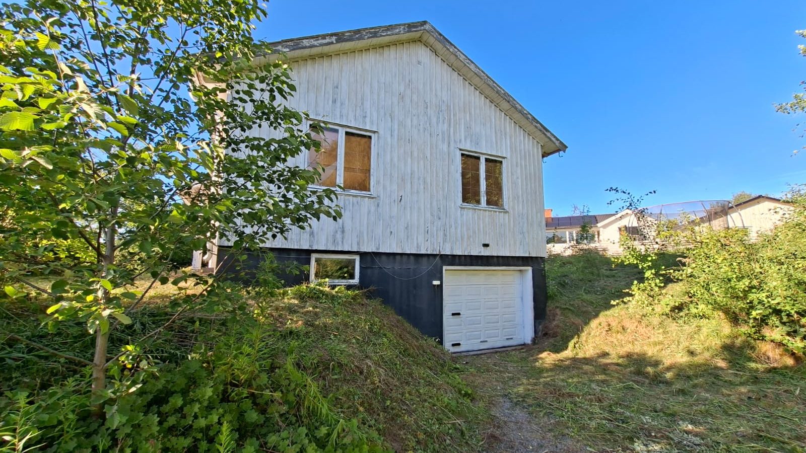 Rückseite mit Garage und Betonkeller