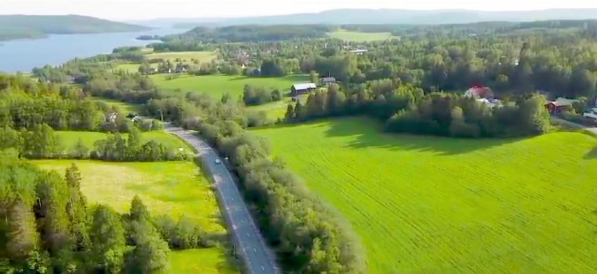 Blick über Lugnvik bei Kramfors mit See und Feldern