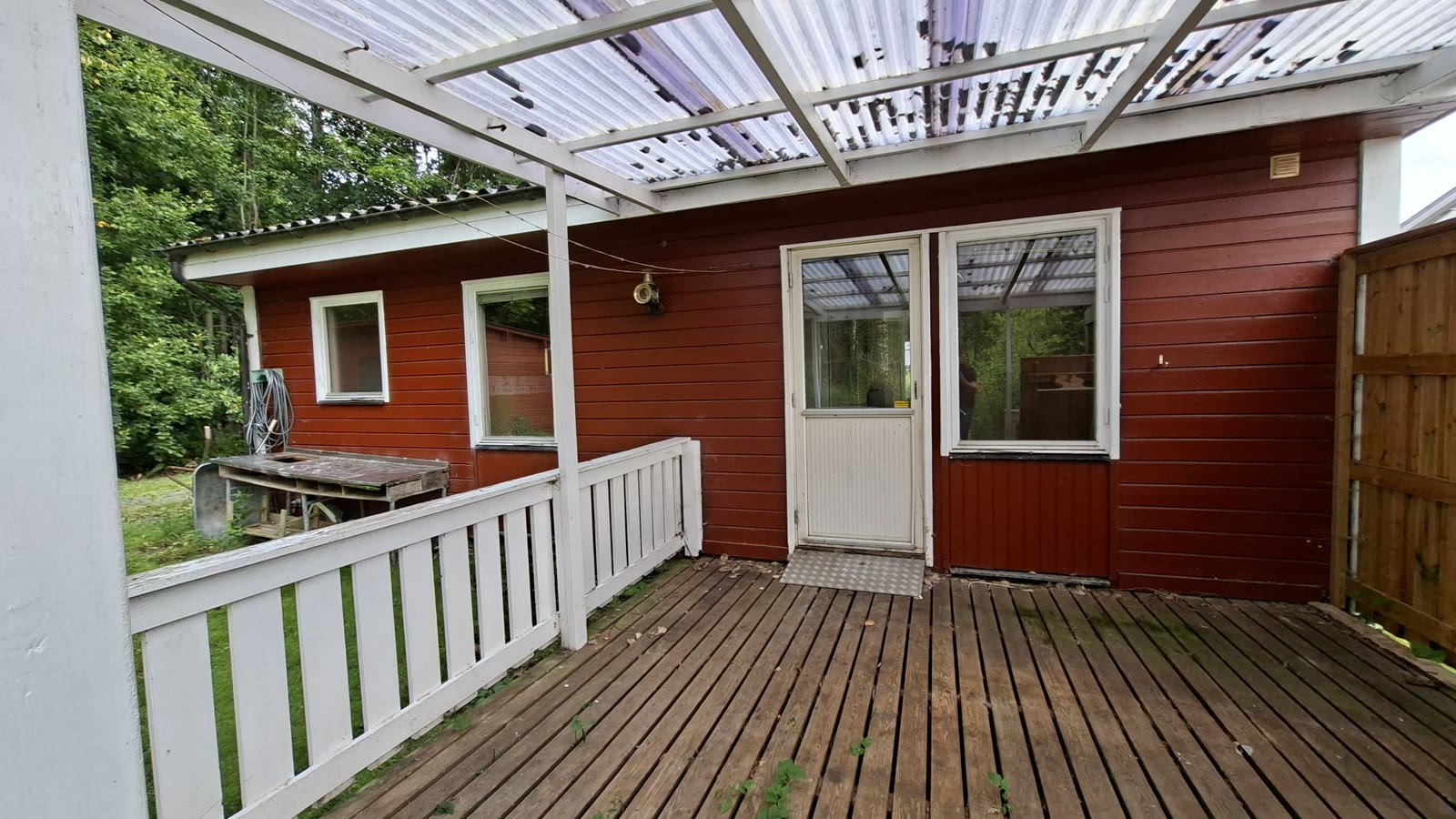 Rotes Holzhaus am Strandvägen 33e in Nykroppa